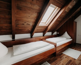 Schlafzimmer mit 2 Einzelbetten und Mansarde im Typ C