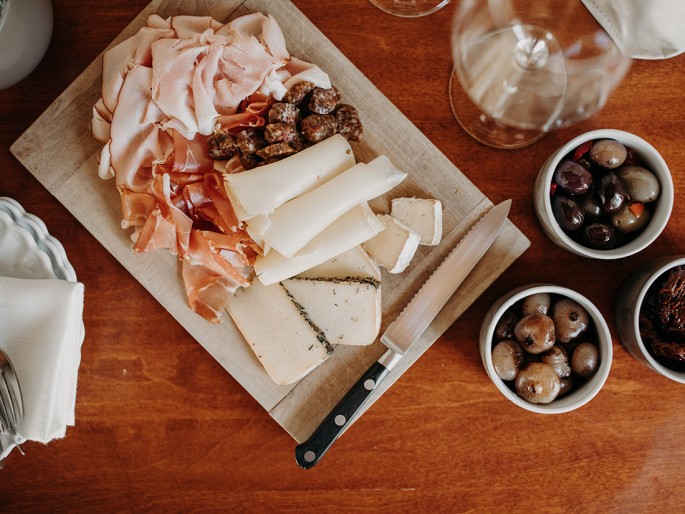 Lebensmittelgeschäfte für kulinarische Verwöhneinheiten in unmittelbarer Nähe