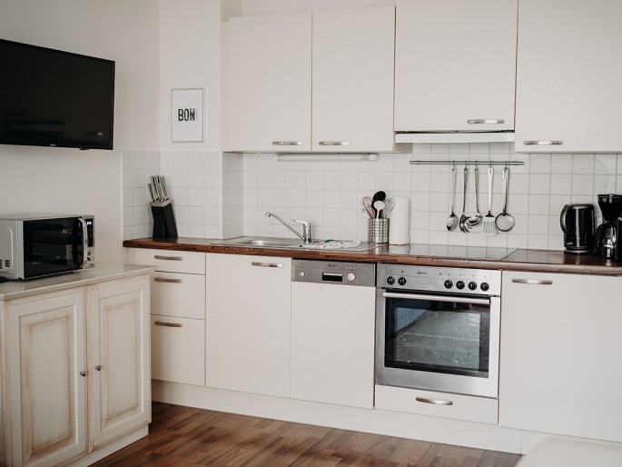 Großzügige Küche im Landhausstil