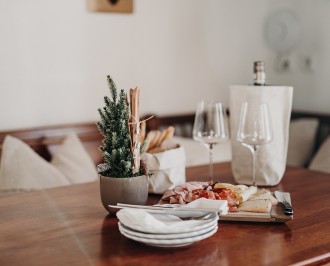 Liebevoll dekorierter Esstisch im Appartement Typ D