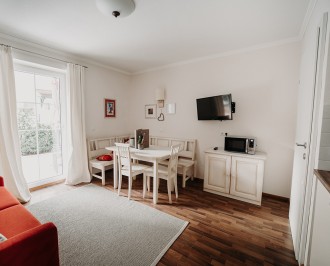 Wohnküche mit Essecke im Appartement B 