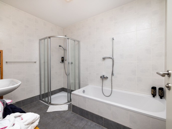 Badezimmer mit Dusche und WC