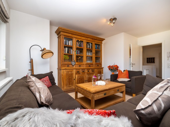 Einladender Wohnraum mit bequemen Sitzgelegenheiten und einem Bücherregal