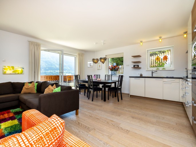 Geräumige Küche und Essbereich in einem modernen Apartment