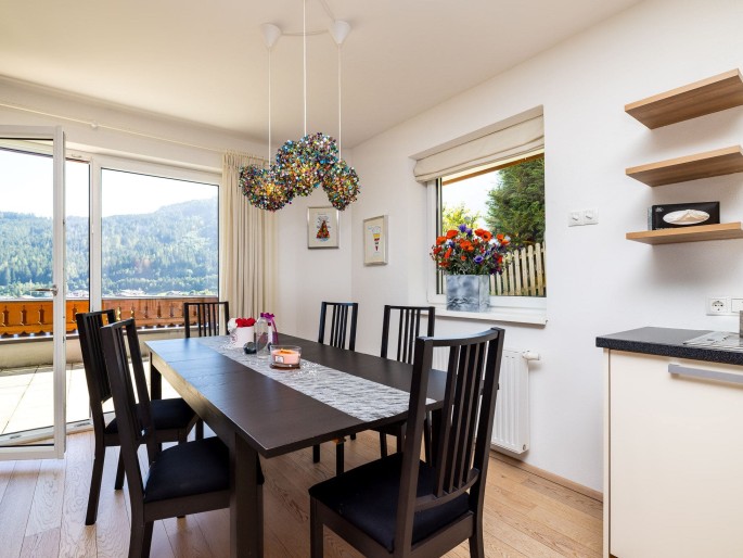 Apartment-Wohnraum mit großem Fenster für viel Tageslicht