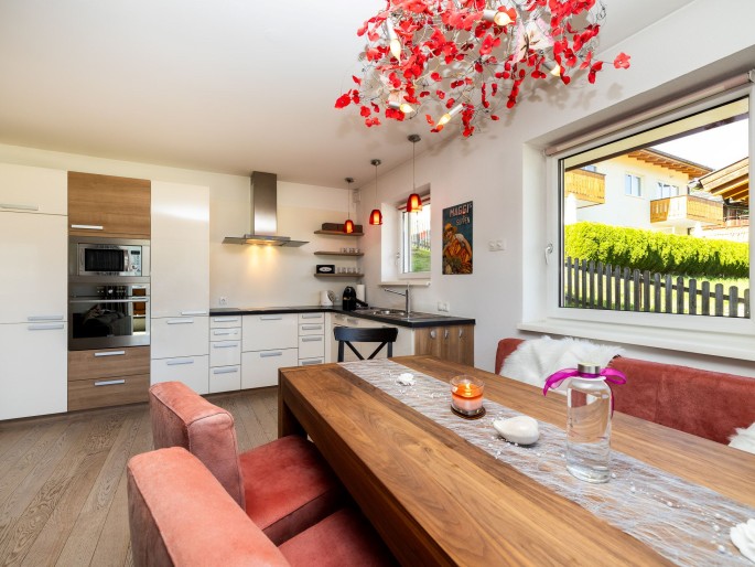 Perfekt eingerichtete Küche und Esszimmer 