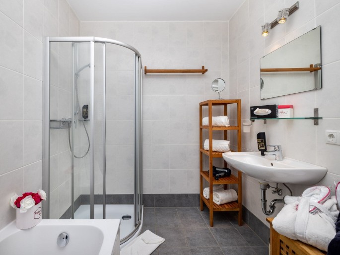 Badezimmer mit Dusche und Badewanne