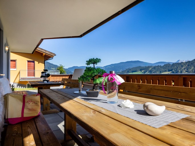 Panoramablick auf die majestätischen österreichischen Alpen