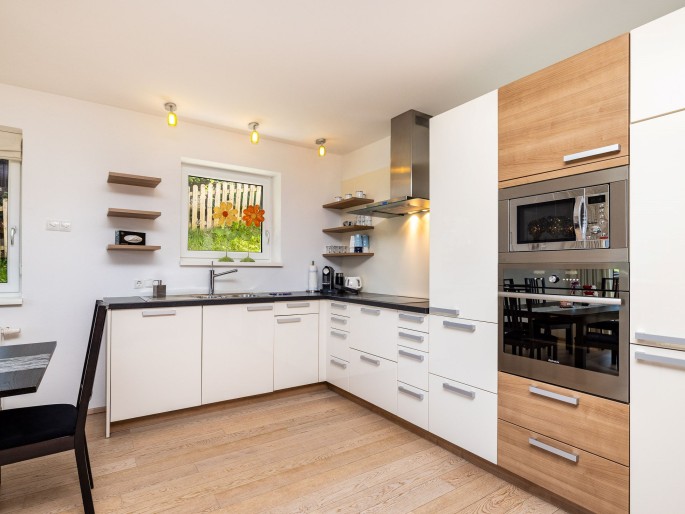 Apartment mit offener Küche und gemütlichem Esstisch