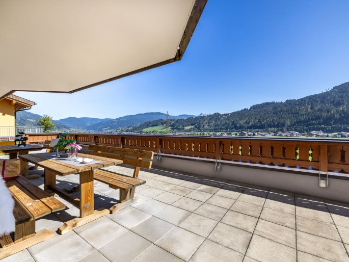Atemberaubender Ausblick von der Terrasse auf die Flachauer Berglandschaft