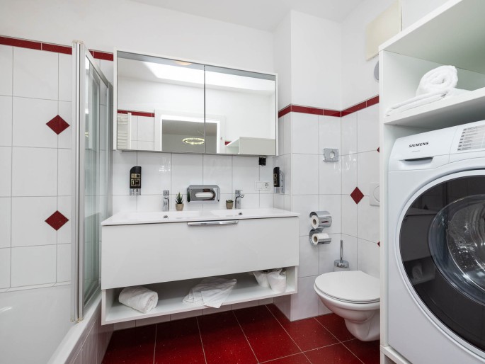 Badezimmer mit Waschmaschine