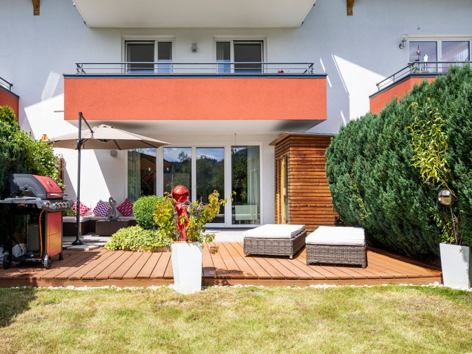 Garten im Sommer mit Sonnenliegen