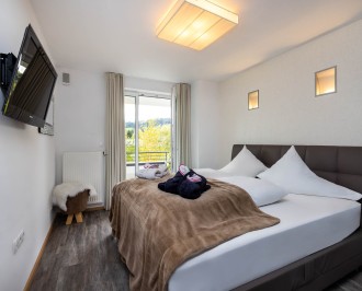 Großes Schlafzimmer mit Flat-TV