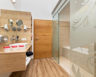 Badezimmer mit Badewanne