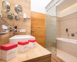 Badezimmer mit Enjoy the alps Kosmetiktücher