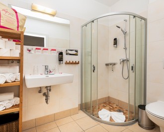 Freundliches Badezimmer mit Dusche