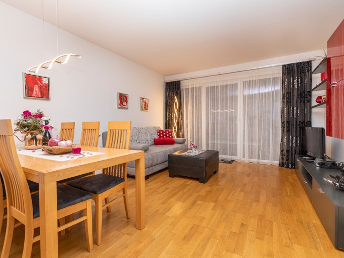 Wohnzimmer mit Esstisch, Couch und Flat-TV - Appartement Nina in Flachau