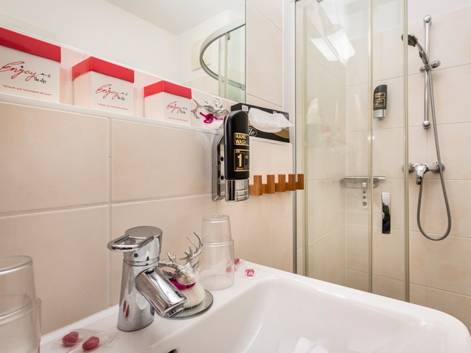 Badezimmer mit Waschbecken und Dusche