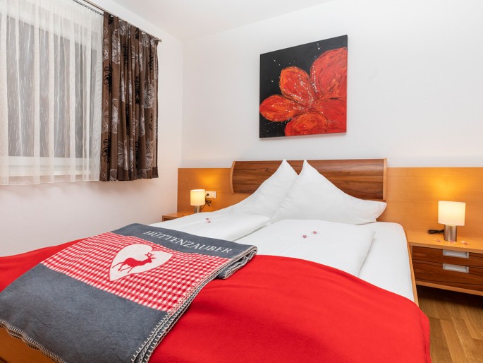 Schlafzimmer mit Doppelbett im Appartement Nina in Flachau