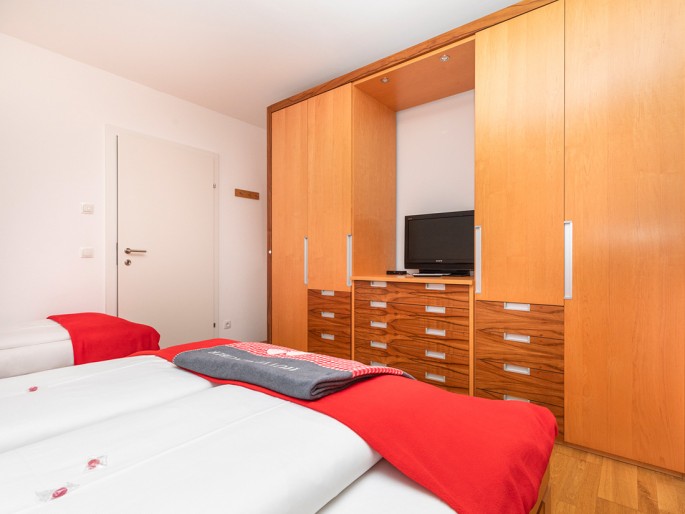 Schlafzimmer mit TV und Schrankwand