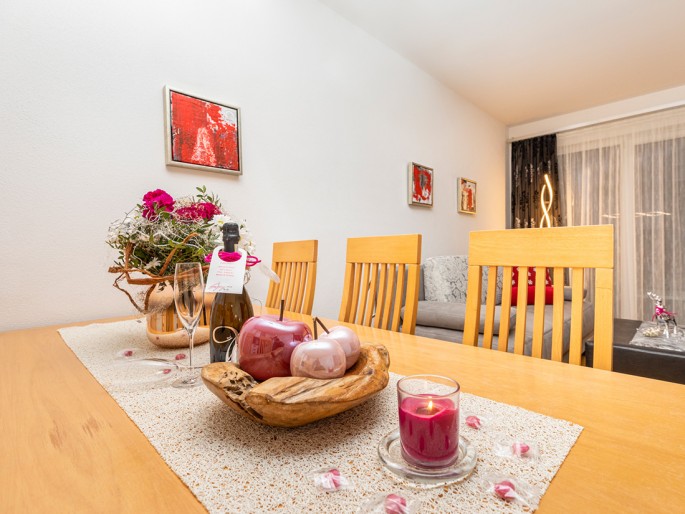 Esstisch mit liebevoller Deko