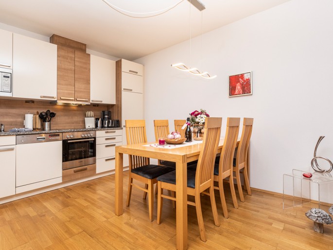 Küchenzeile mit Esstisch im Appartement Nina