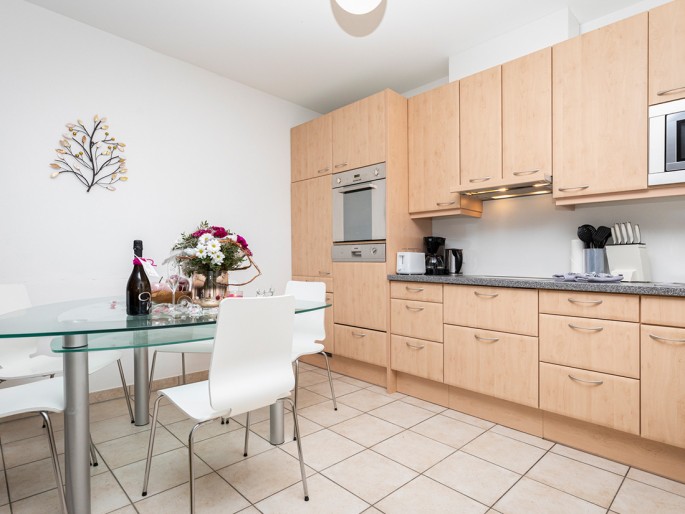 Moderne Küche mit Esstisch