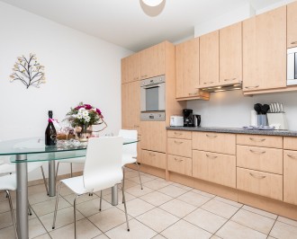 Wohnküche mit Esstisch im Appartement Simpkin