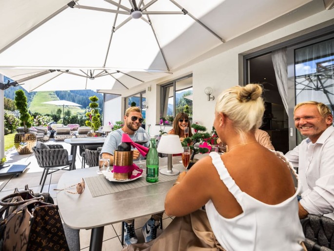 Gute Freunde, guter Wein und gute Laune im Enjoy the Alps in Flachau