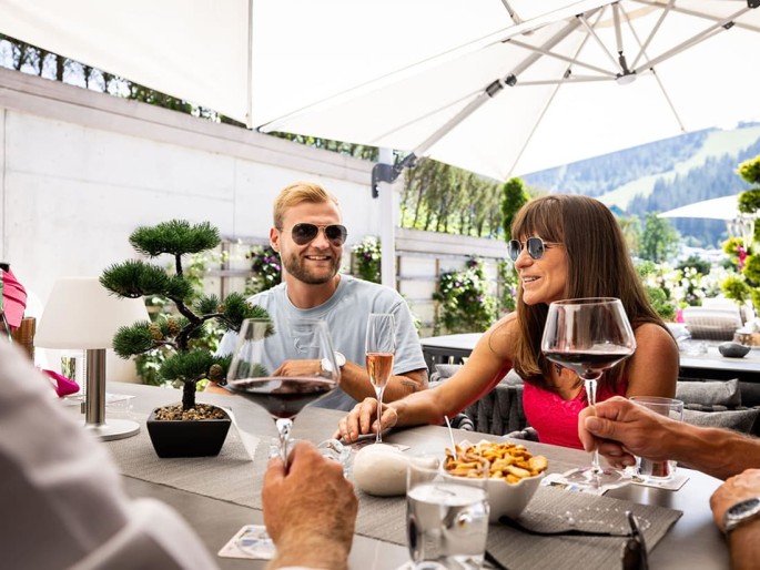 Gute Freunde, guter Wein und gute Laune im Enjoy the Alps in Flachau