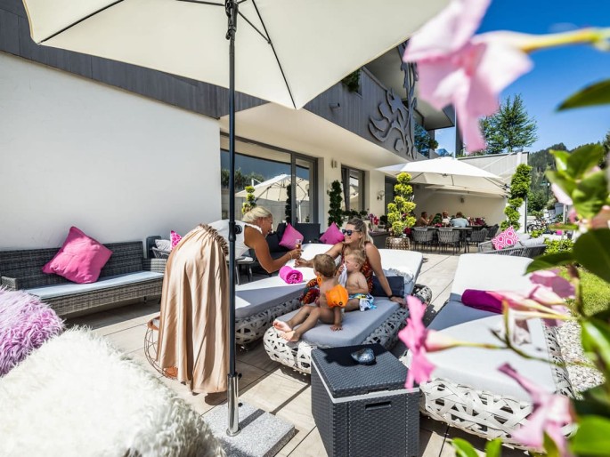 Kühle Getränke werden an die Sonnenliegen serviert