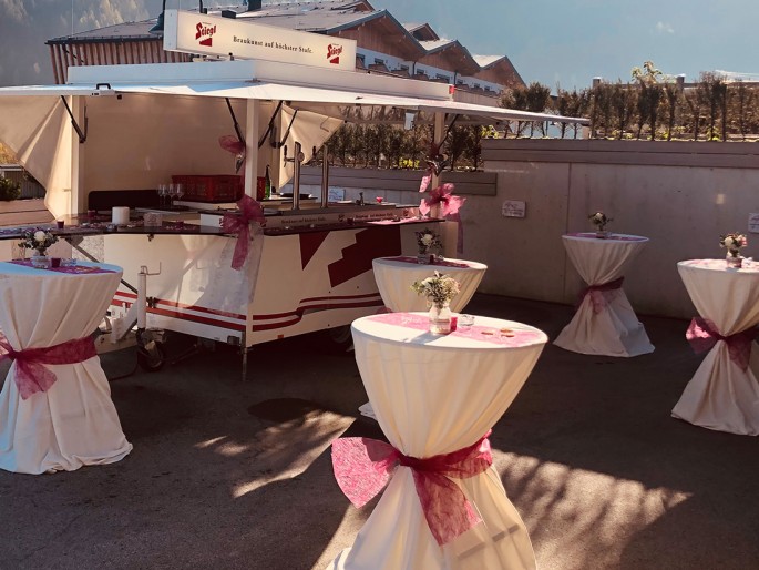 Stehtische bei einem Hochzeitsevent im Enjoy the alps