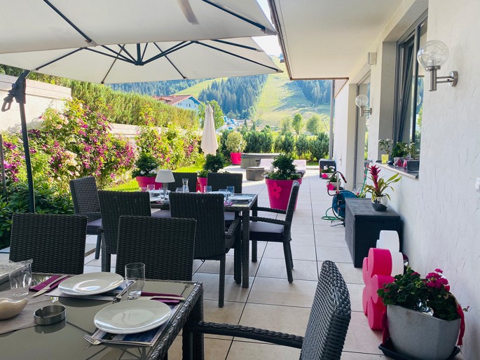 Terrasse mit gedeckten Tischen