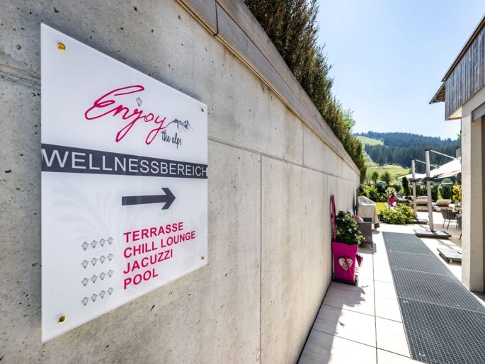 Hier geht's zum Wellnessbereich mit Terrasse, Chill-Lounge, Jacuzzi und Outdoor-Pool