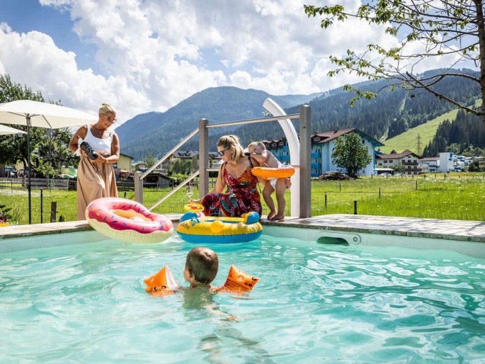 Familienzeit am Pool