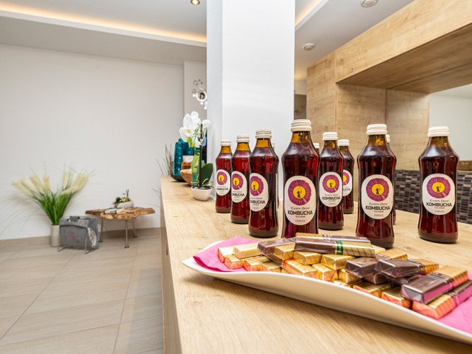 Verschiedene Säfte und kleine Snacks