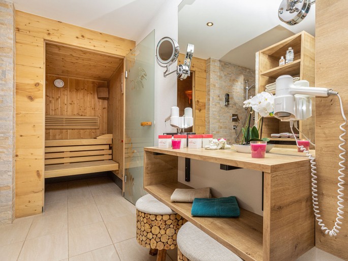 Sauna und Bereich mit Spiegel