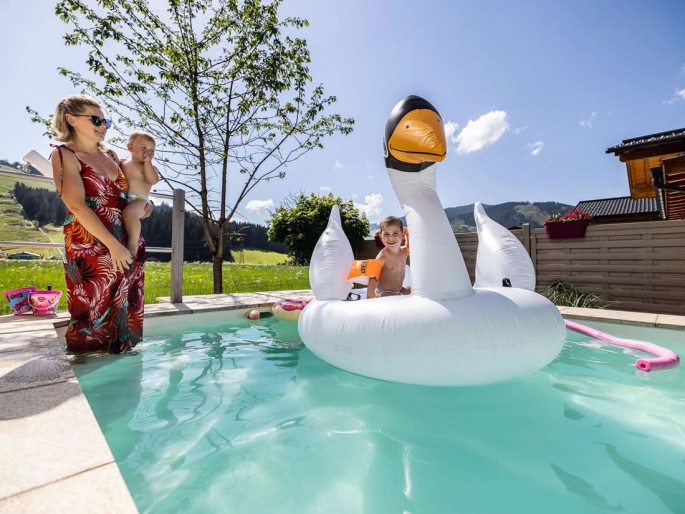 Kinder freuen sich über kühles Wasser