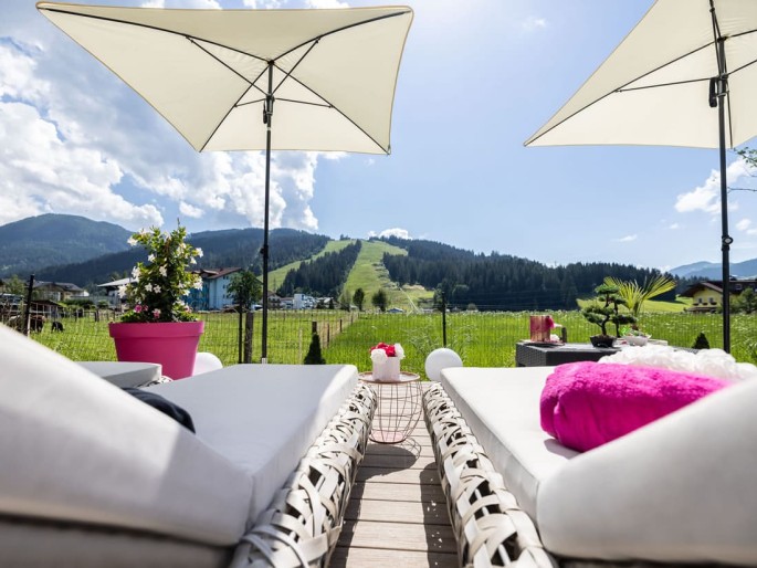 Sonnenliegen mit Blick aufs Grießenkar in Flachau