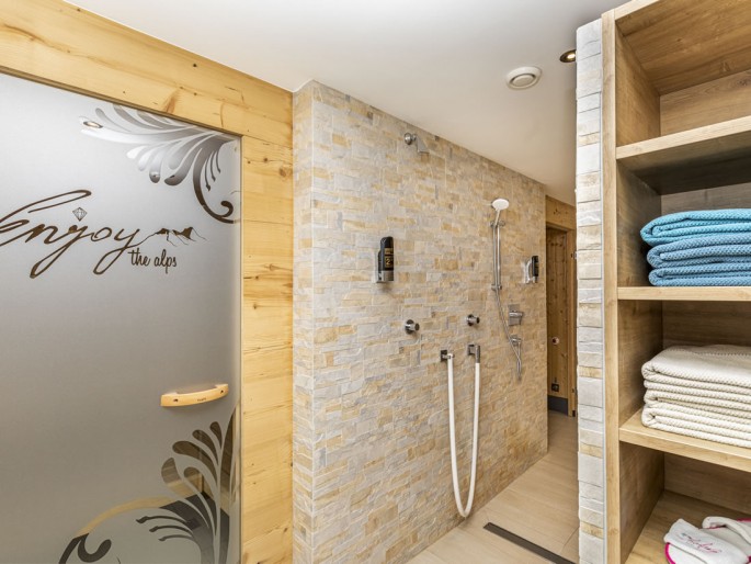 Dusche im Wellnessbereich