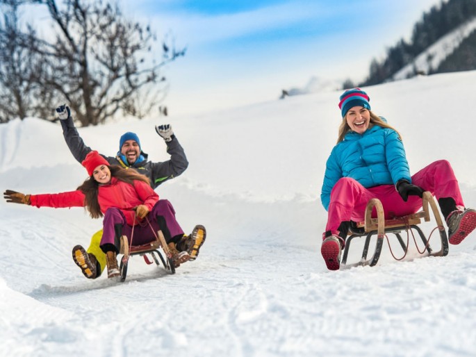 Freunde beim Schlitten fahren © Flachau Tourismus - Markus Berger, zooom productions GmbH