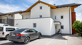 Parkplatz vor dem Appartement Enjoy ONE in Altenmarkt