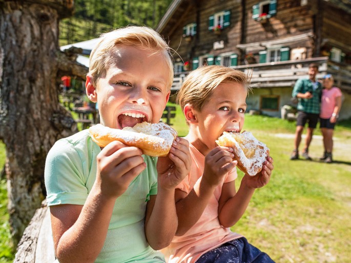 Kids essen österreichische Mehlspeisen © Flachau Tourismus