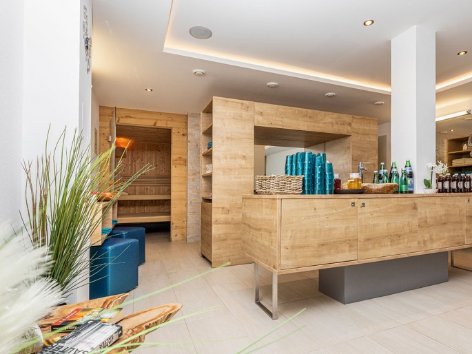 Gemütliche Saftbar mit frischen Getränken im Wellnessbereich von Enjoy the Alps in Flachau