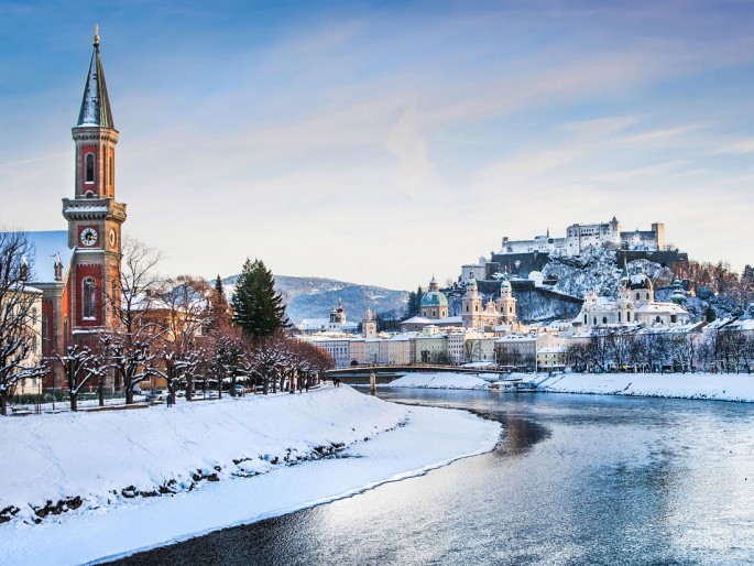 Mozartstadt Salzburg im Winter mit Blick auf die Festung Hohensalzburg © shutterstock.com